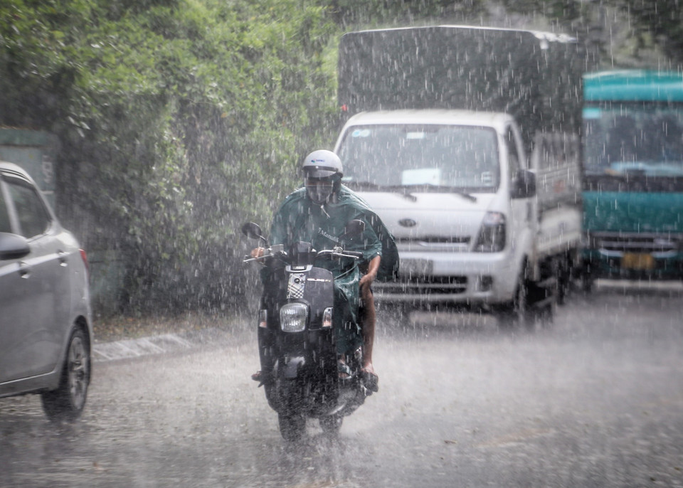 Cơn mưa lớn làm giảm không khí oi ả sau chuỗi ngày nắng nóng.(Ảnh: Tuấn Đức/TTXVN)