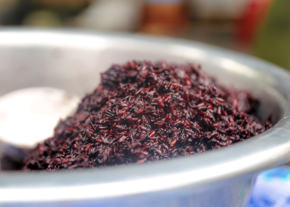 Rượu nếp cẩm được nhiều người ưa chuộng hơn rượu nếp trắng bởi vị đậm đà hơn. (Ảnh: Tuấn Đức/TTXVN)