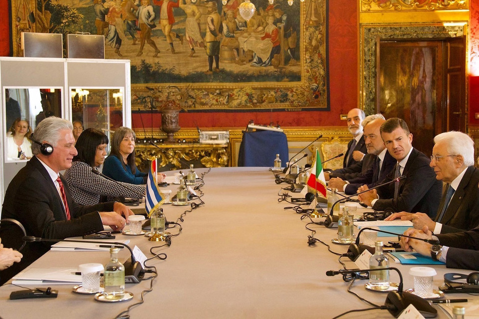 Ngày 20/6/2023, Tổng thống Italy Sergio Mattarella (phải) hội đàm với Chủ tịch Cuba Miguel Diaz-Canel (trái) đang ở thăm Rome. Hai nhà lãnh đạo đã tái khẳng định mối quan hệ song phương lịch sử và ổn định giữa Cuba và Italy, đồng thời nhất trí tiếp tục tăng cường quan hệ. (Ảnh: AFP/TTXVN)