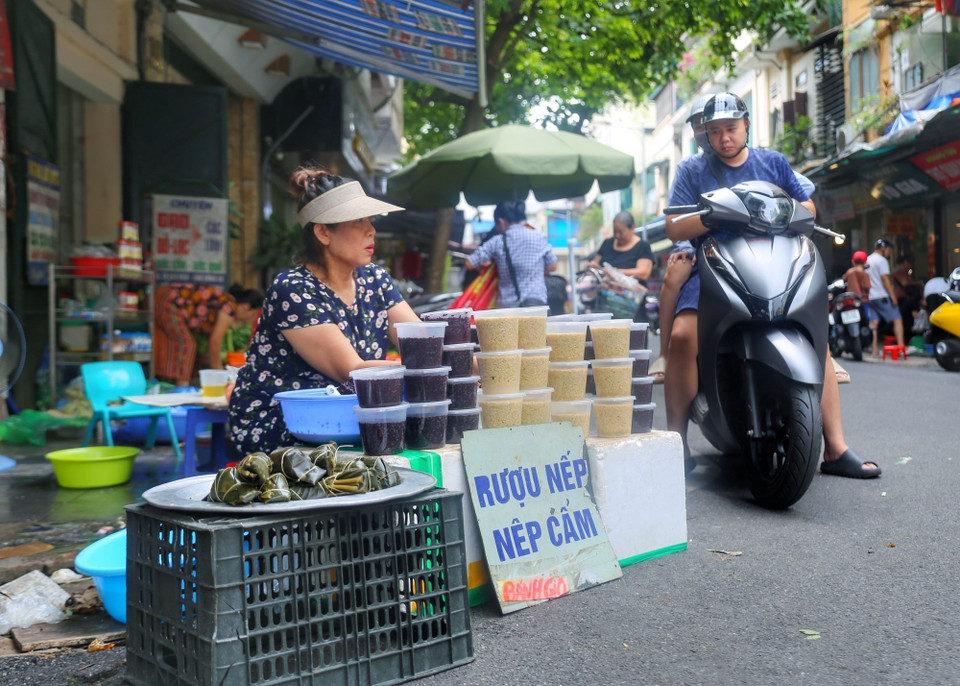 Người dân chọn mua rượu nếp ngày Tết Đoan Ngọ. (Ảnh: Tuấn Đức/TTXVN)