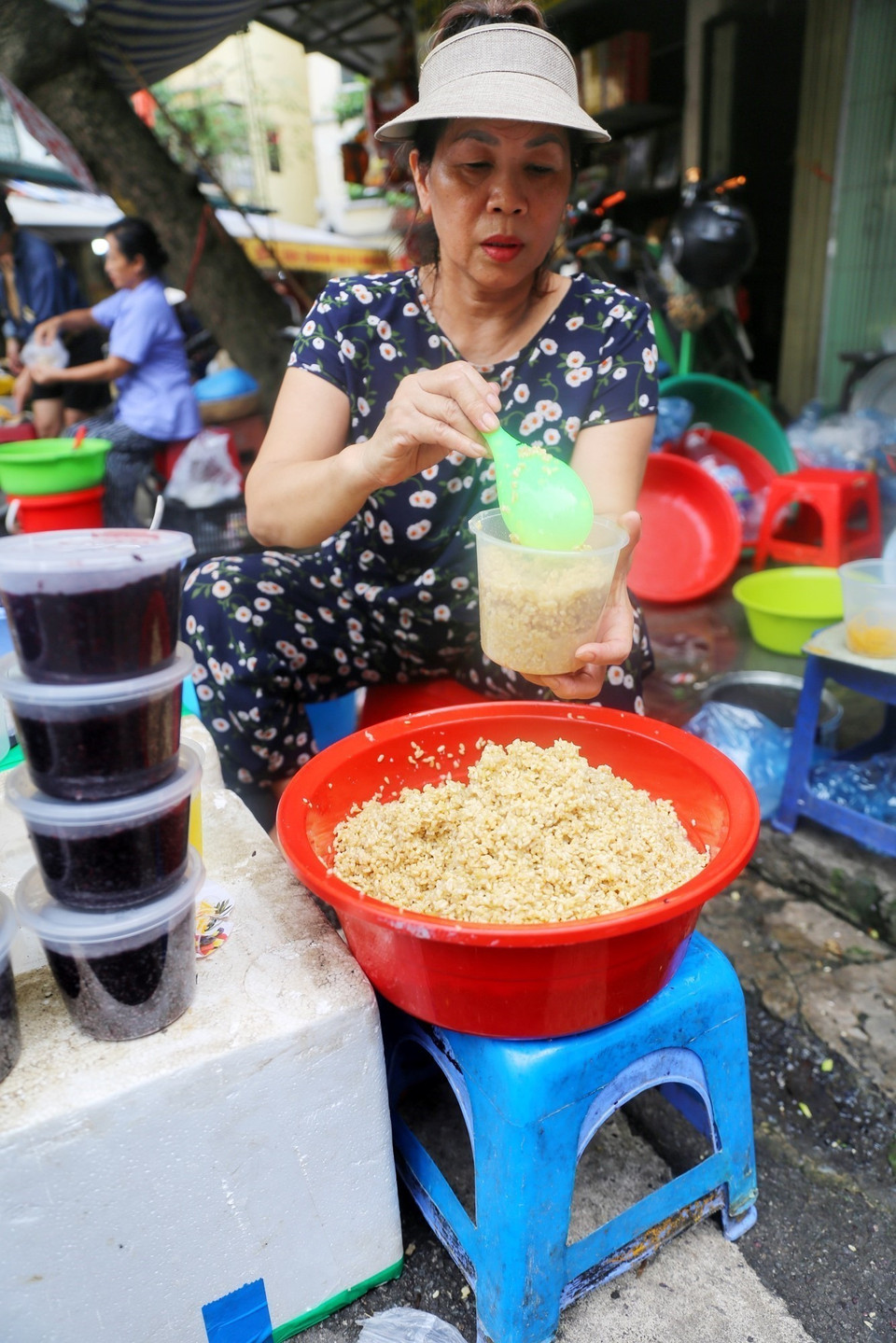 Rượu nếp trắng có giá từ 60.000-80.000 đồng/kg; còn rượu nếp cẩm có giá khoảng 100.000 đồng/kg. (Ảnh: Tuấn Đức/TTXVN)