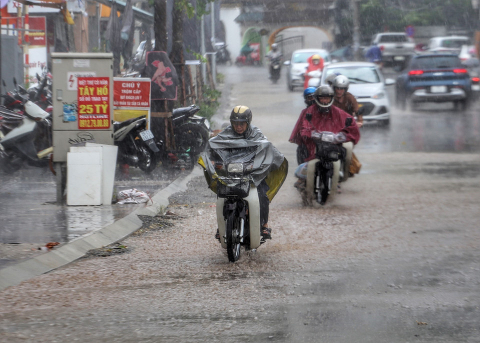 Mưa lớn trên phố Xuân Diệu.(Ảnh: Tuấn Đức/TTXVN)