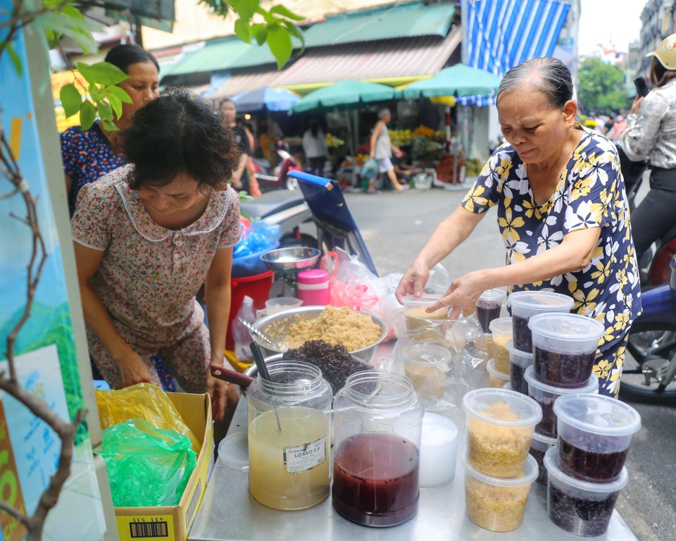 Người dân chọn mua rượu nếp ngày Tết Đoan Ngọ. (Ảnh: Tuấn Đức/TTXVN)