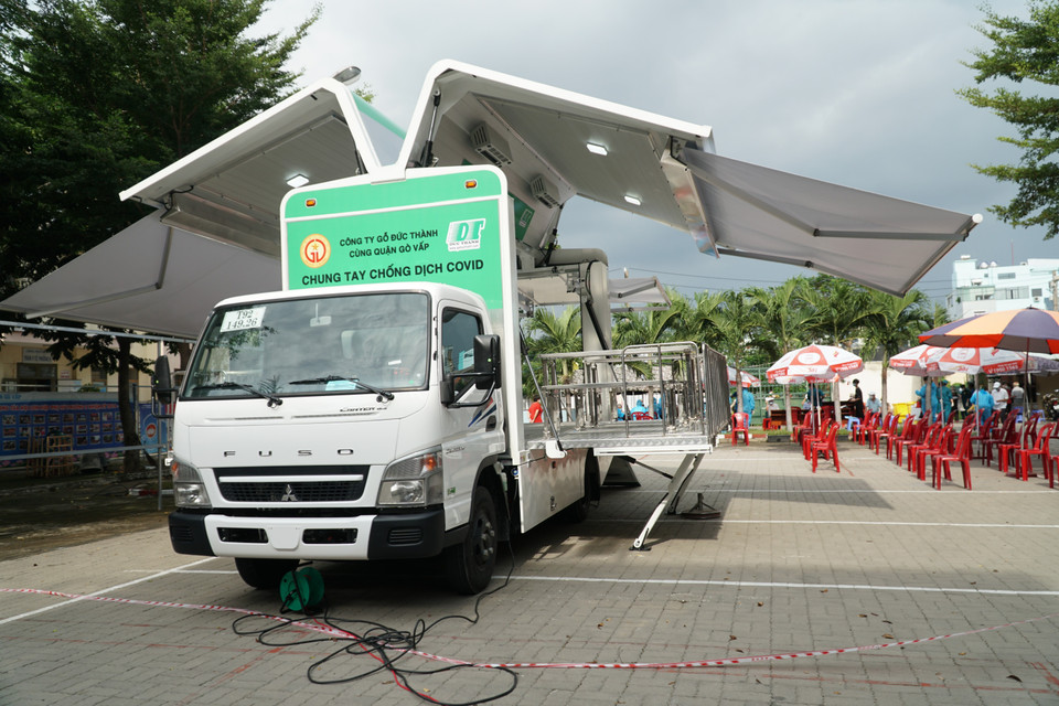 Xe tiêm chủng lưu động đến tiêm vaccine cho người lớn tuổi tại UBND phường 9 (quận Gò Vấp, Thành phố Hồ Chí Minh). (Ảnh: Thu Hương/TTXVN)