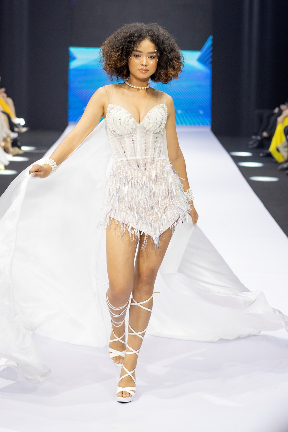 Lấy ý tưởng từ chính chủ đề của cuộc thi Hoa hậu hoàn vũ Việt Nam 2022 - ‘Vinawoman Fashion Show' là đêm diễn thời trang với những màn trình diễn ấn tượng và bùng nổ. (Ảnh: CTV/Vietnam+)