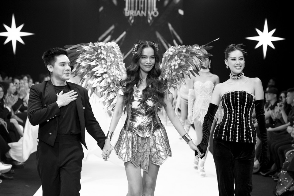 Nhà thiết kế Brian Võ và Hoa hậu Khánh Vân cùng vedette của bộ sưu tập. (Ảnh: CTV/Vietnam+)