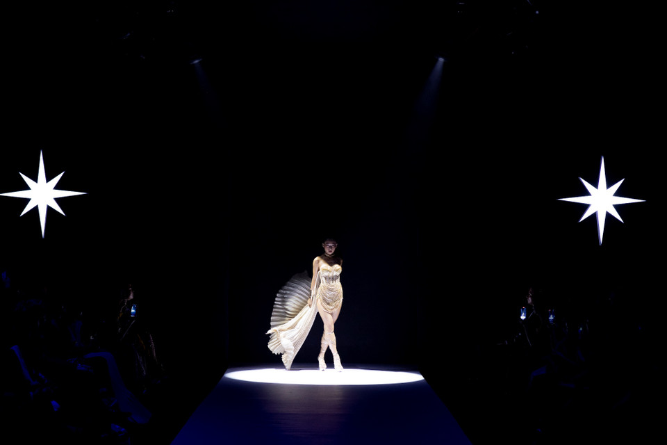 Bộ sưu tập được chia theo các chủ đề White (Ngọc trai), Silver (Bạc) và Gold (Vàng), với ba gương mặt mở màn: Hoàng Như Mỹ (320), Nguyễn Thị Thanh Khoa (307), Đỗ Trịnh Quỳnh Như (305) và 3 gương mặt vedette là Hoàng Thị Nhung (114), Nguyễn Thị Hương Ly (343), Lê Hoàng Phương (316). (Ảnh: CTV/Vietnam+)