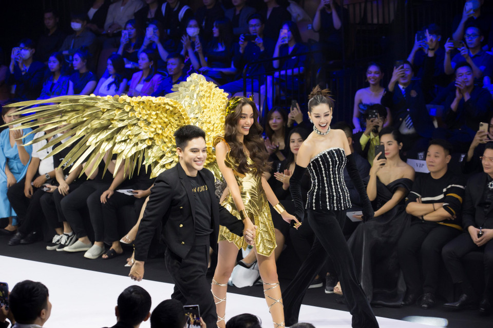 Nhà thiết kế Brian Võ và Hoa hậu Khánh Vân cùng vedette của bộ sưu tập. (Ảnh: CTV/Vietnam+)