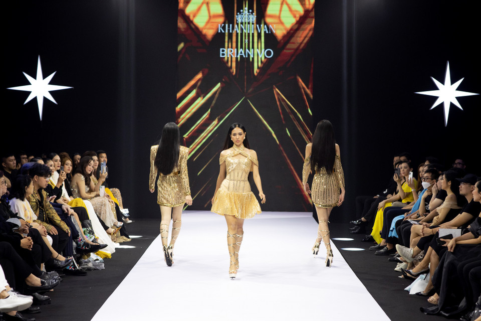 Thiết kế nằm trong bộ sưu tập ‘Vinawoman’ của nhà thiết kế Brian Võ và Hoa hậu Khánh Vân. (Ảnh: CTV/Vietnam+)