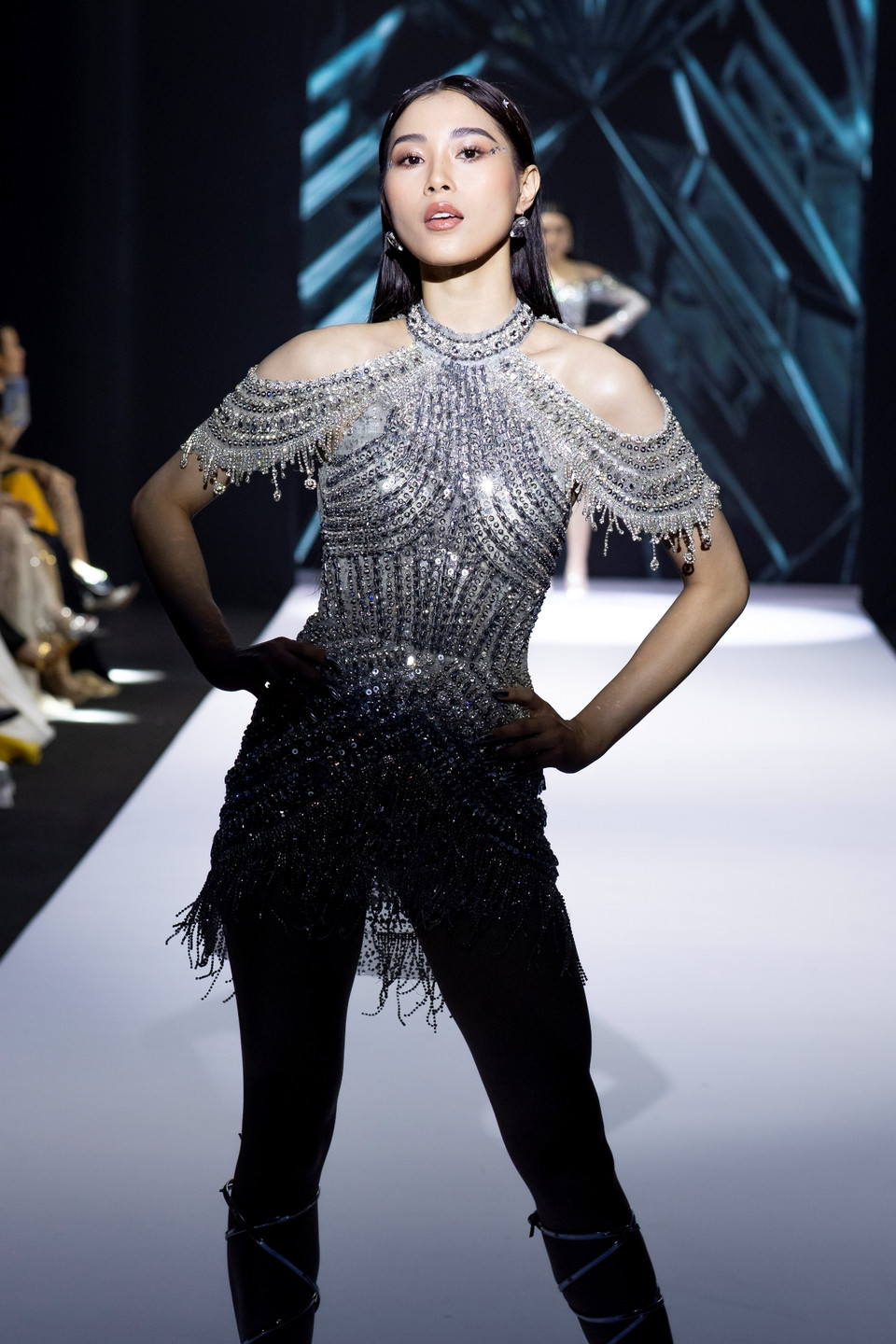 Bộ sưu tập là sự kết hợp độc đáo giữa tinh thần quyền lực, mạnh mẽ và nét quyến rũ của một ‘Vinawoman’ thực thụ. (Ảnh: CTV/Vietnam+)