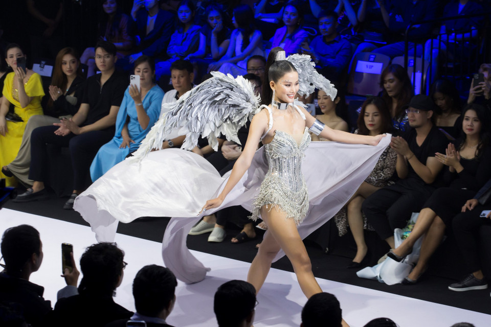 Thiết kế ấn tượng trong bộ sưu tập. (Ảnh: CTV/Vietnam+)