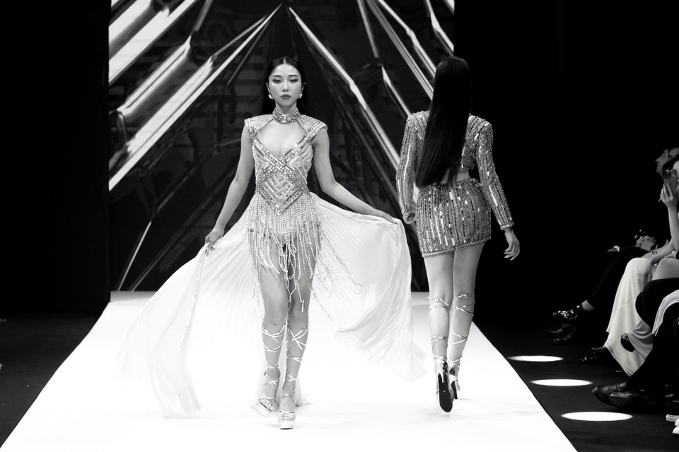 Lần đầu tiên xuất hiện với vai trò nhà thiết kế, hoa hậu Khánh Vân đã kết hợp với nhà thiết kế Brian Võ mang đến những thiết kế mới mẻ, sáng tạo và chú trọng vào những đường nét cắt xẻ. (Ảnh: CTV/Vietnam+)
