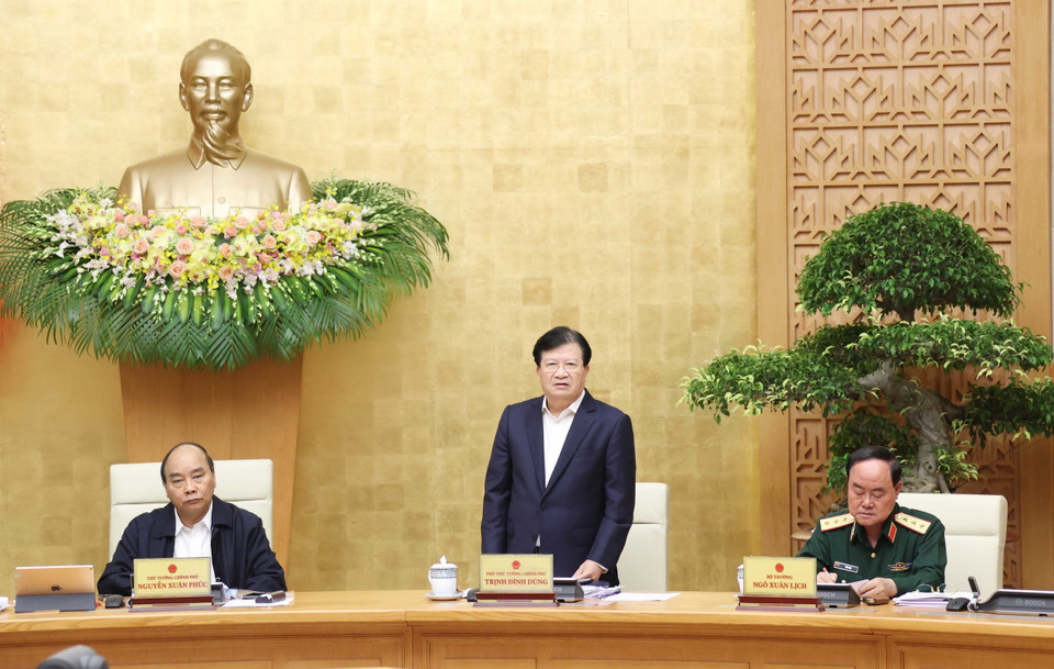 Phó Thủ tướng Trịnh Đình Dũng, Trưởng Ban Chỉ đạo Trung ương về Phòng chống thiên tai, Ban Chỉ đạo tiền phương ứng phó với cơn bão số 9 báo cáo tình hình triển khai phòng, chống bão và tìm kiếm cứu nạn, cứu hộ. (Ảnh: Thống Nhất/TTXVN)