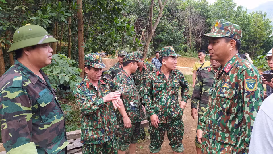 Lực lượng cứu hộ nỗ lực băng rừng Phước Lộc để tiếp cận xã Phước Sơn. (Ảnh: Quốc Dũng/TTXVN)