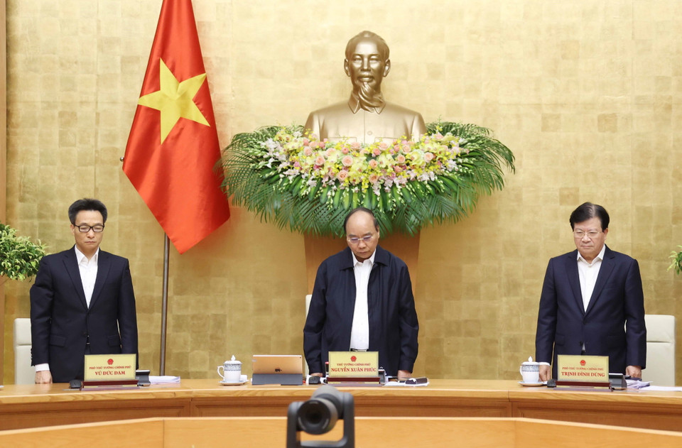 Thủ tướng Nguyễn Xuân Phúc và các thành viên Chính phủ mặc niệm những người đã bị thiệt mạng trong đợt mưa lũ vừa qua. (Ảnh: Thống Nhất/TTXVN)