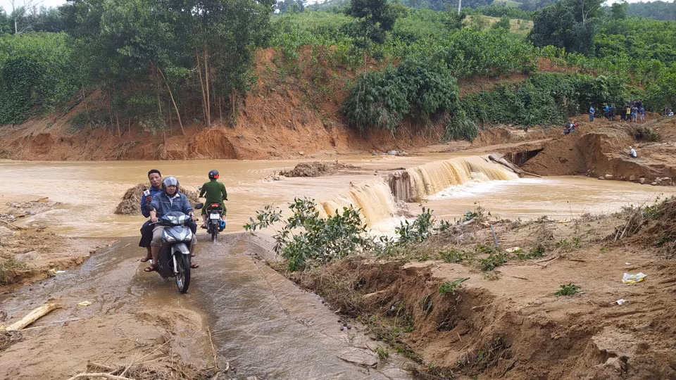 Các điểm sạt lở trên đường vào xã Phước Lộc, huyện Phước Sơn, tỉnh Quảng Nam. (Ảnh: Quốc Dũng/TTXVN)