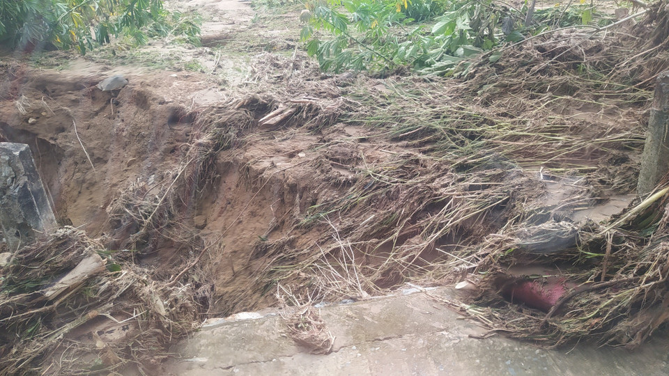 Các điểm sạt lở trên đường vào xã Phước Lộc, huyện Phước Sơn, tỉnh Quảng Nam. (Ảnh: Quốc Dũng/TTXVN)