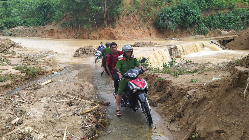 Các điểm sạt lở trên đường vào xã Phước Lộc, huyện Phước Sơn, tỉnh Quảng Nam. (Ảnh: Quốc Dũng/TTXVN)