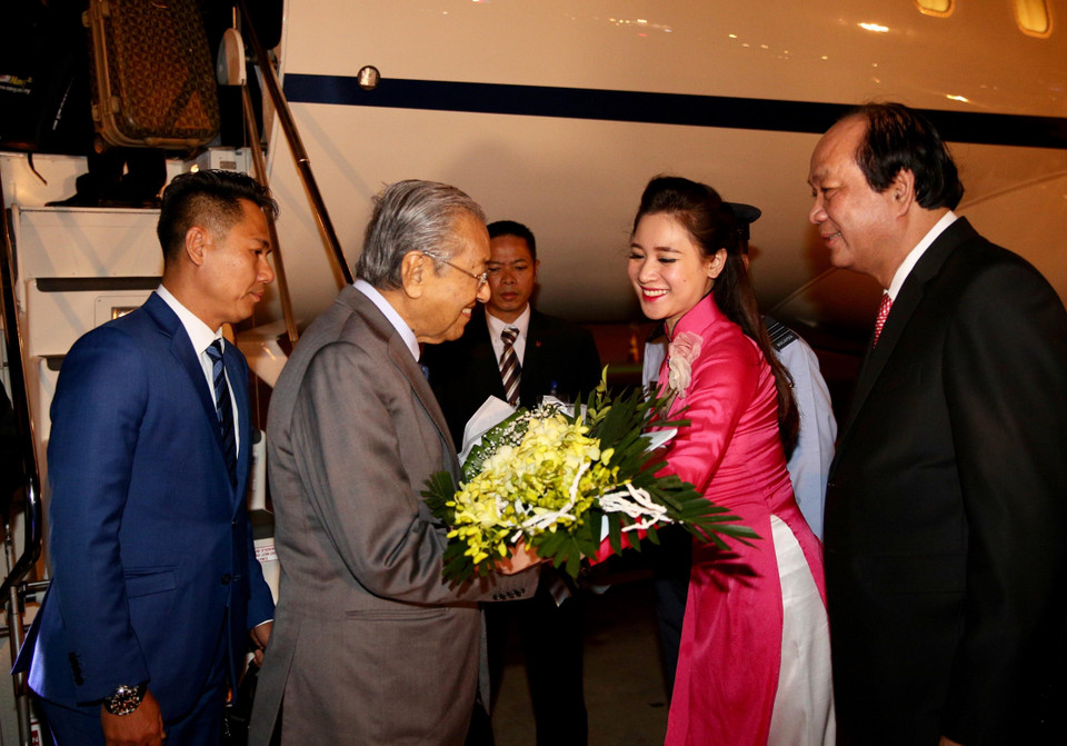 Tối 26/8, Thủ tướng Malaysia Mahathir Mohamad đến sân bay quốc tế Nội Bài (Hà Nội) bắt đầu thăm chính thức Việt Nam từ 27 đến 28/8 theo lời mời của Thủ tướng Nguyễn Xuân Phúc. Trong ảnh: Bộ trưởng, Chủ nhiệm Văn phòng Chính phủ Mai Tiến Dũng đón Thủ tướng Malaysia Mahathir Mohamad. (Ảnh: Dương Giang/TTXVN)