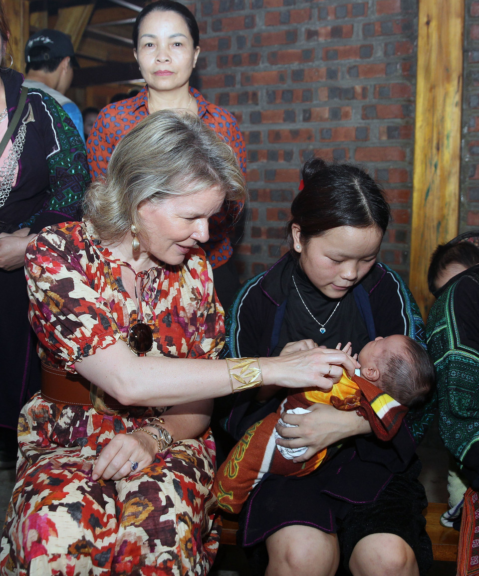 Hoàng hậu Vương quốc Bỉ Mathilde với trẻ em vùng cao Lào Cai. (Ảnh: Quốc Khánh/TTXVN)