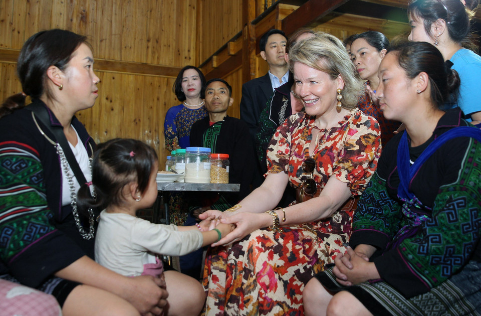 Hoàng hậu Vương quốc Bỉ Mathilde với trẻ em vùng cao Lào Cai. (Ảnh: Quốc Khánh/TTXVN)