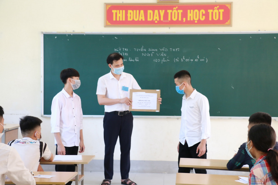 Thí sinh Hội đồng thi trường THPT Kim Liên, huyện Nam Đàn kiểm tra niêm phong đề thi Ngữ Văn. (Ảnh: Bích Huệ/TTXVN)