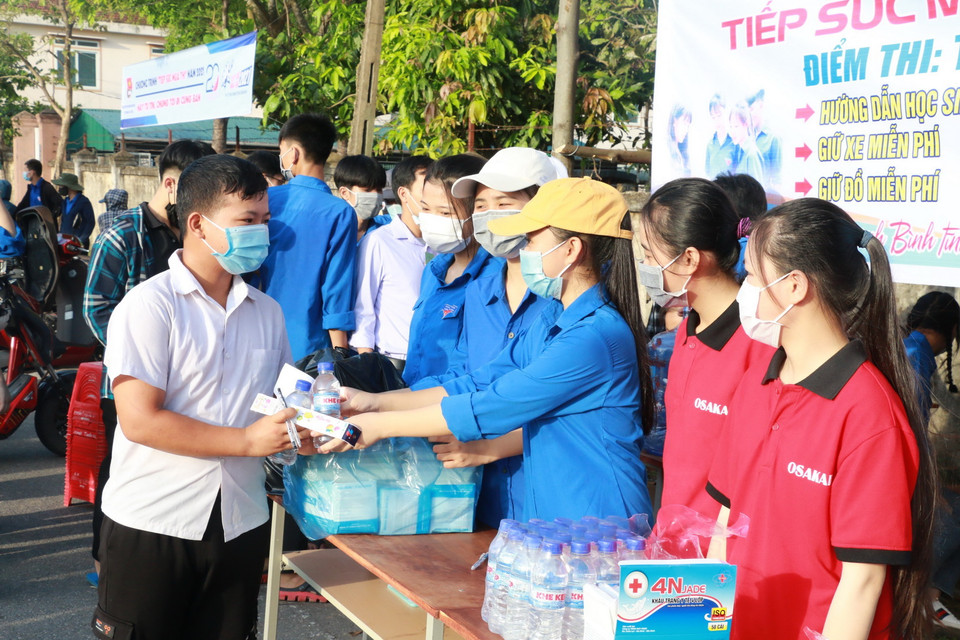 Để hỗ trợ cho thí sinh các đội 'Tiếp sức mùa thi' đã được đội tình nguyện của các trường triển khai bài bản. (Ảnh: Bích Huệ/TTXVN)