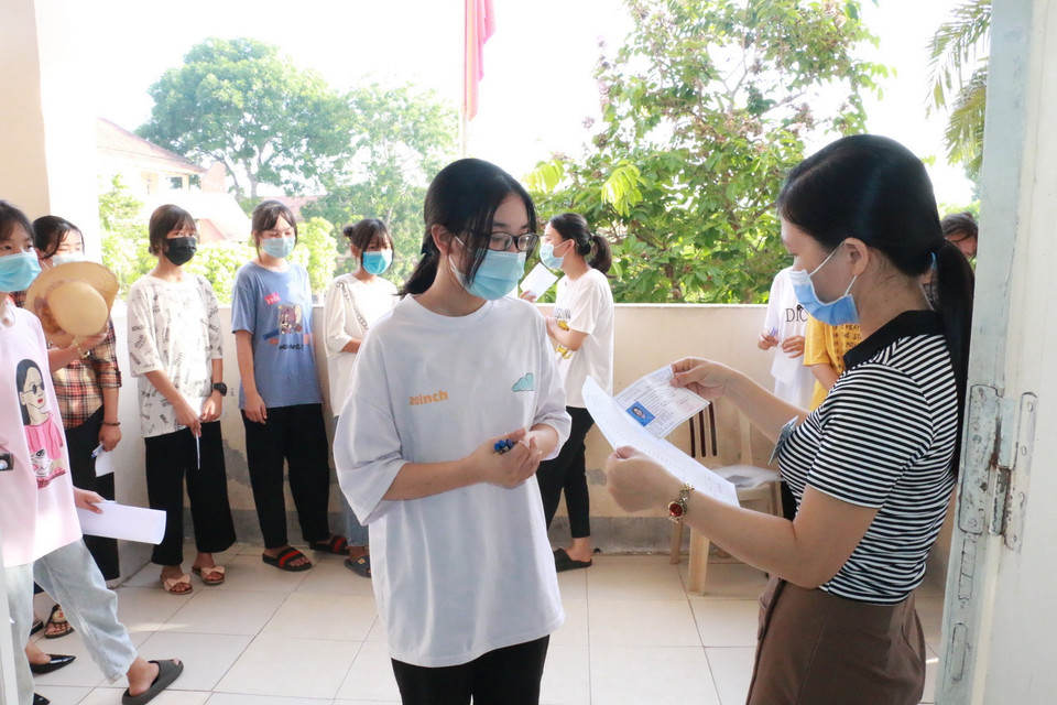 Gọi thí sinh vào phòng thi. (Ảnh: Bích Huệ/TTXVN)