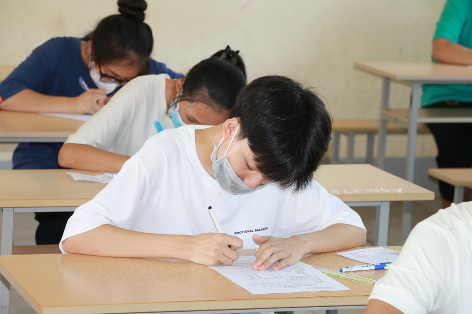 Thí sinh Hội đồng thi Trường THPT Kim Liên, huyện Nam Đàn bước vào môn thi Ngữ Văn. (Ảnh: Bích Huệ/TTXVN)