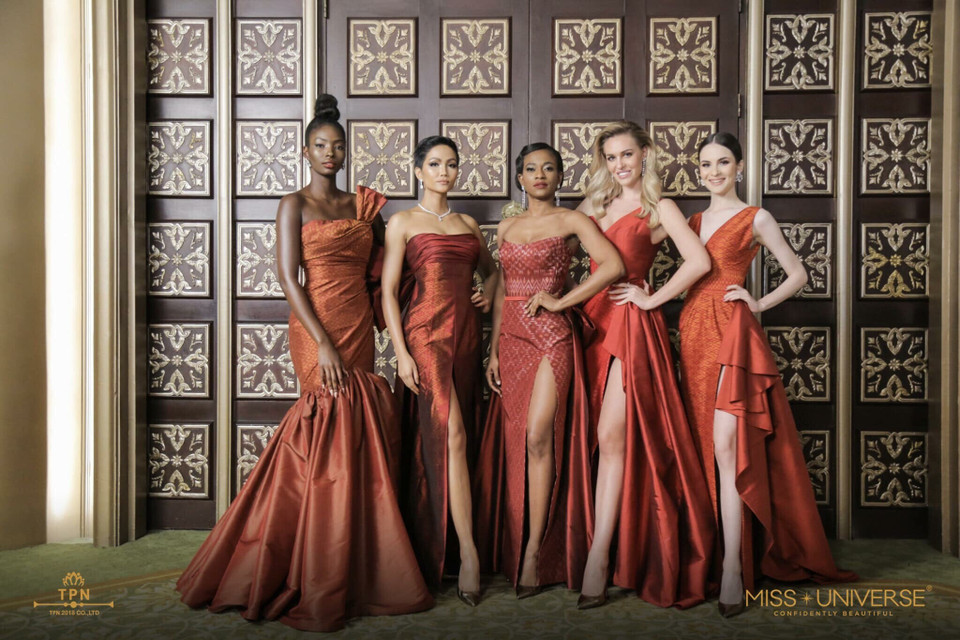 Hoa hậu H’Hen Niê cùng các thí sinh Miss Universe 2018 vừa có hoạt động trình diễn trang phục của các nhà thiết kế Thái Lan và tham dự tiệc Welcome Gala Dinner. (Ảnh: BTC)