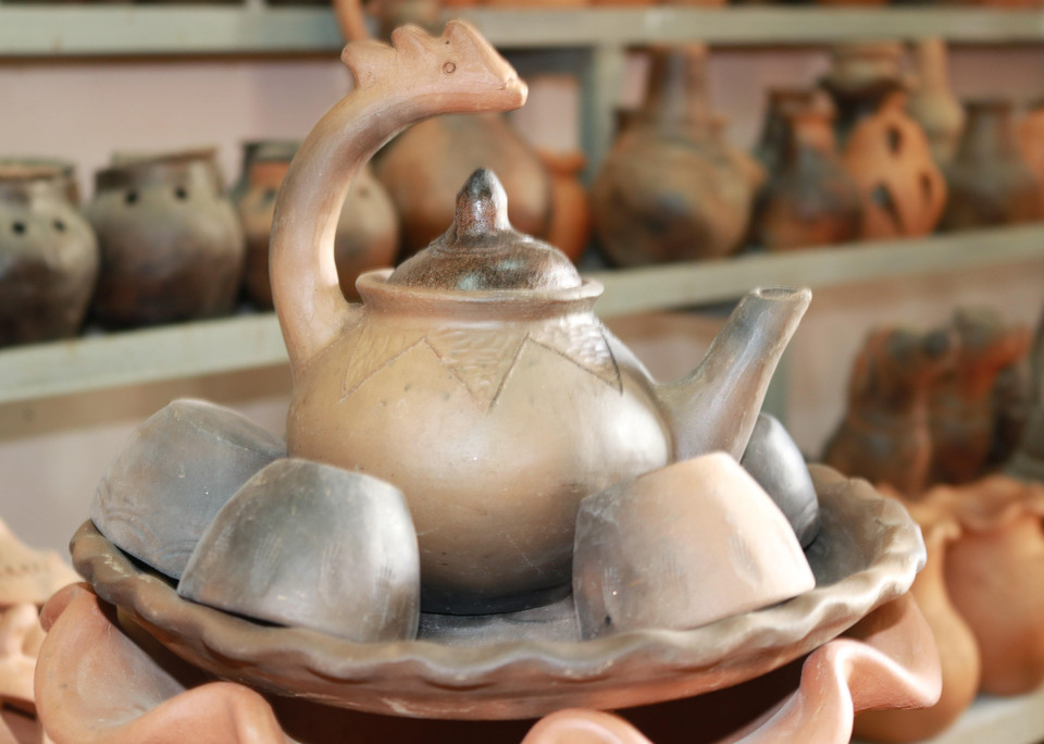 Mẫu mã gốm Chăm Bàu Trúc. (Ảnh: Nguyễn Thành/TTXVN)