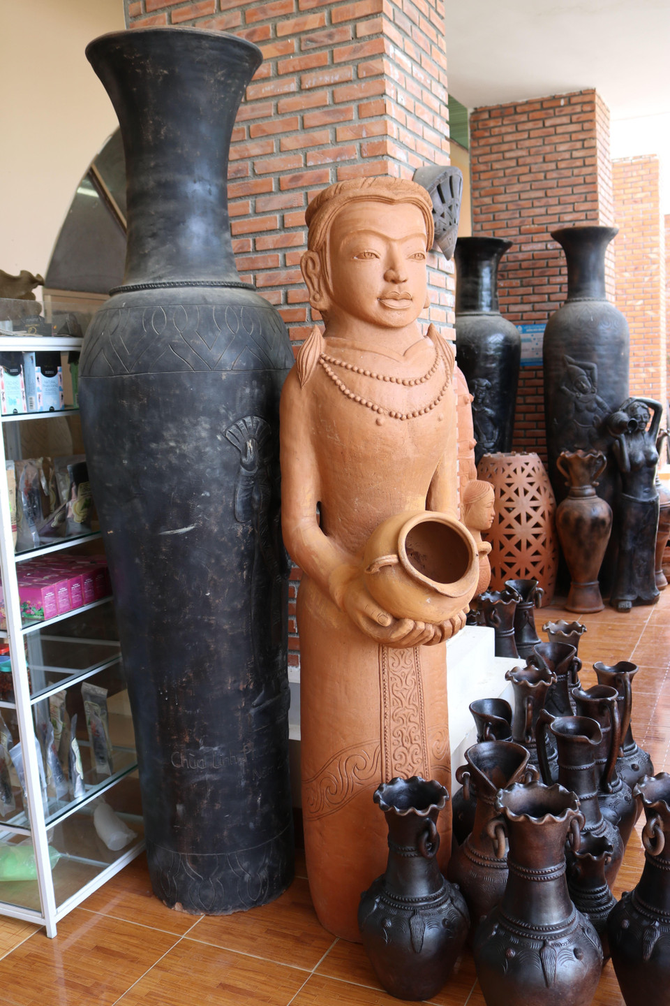 Một số sản phẩm gốm Bàu Trúc. (Ảnh: Nguyễn Thành/TTXVN)