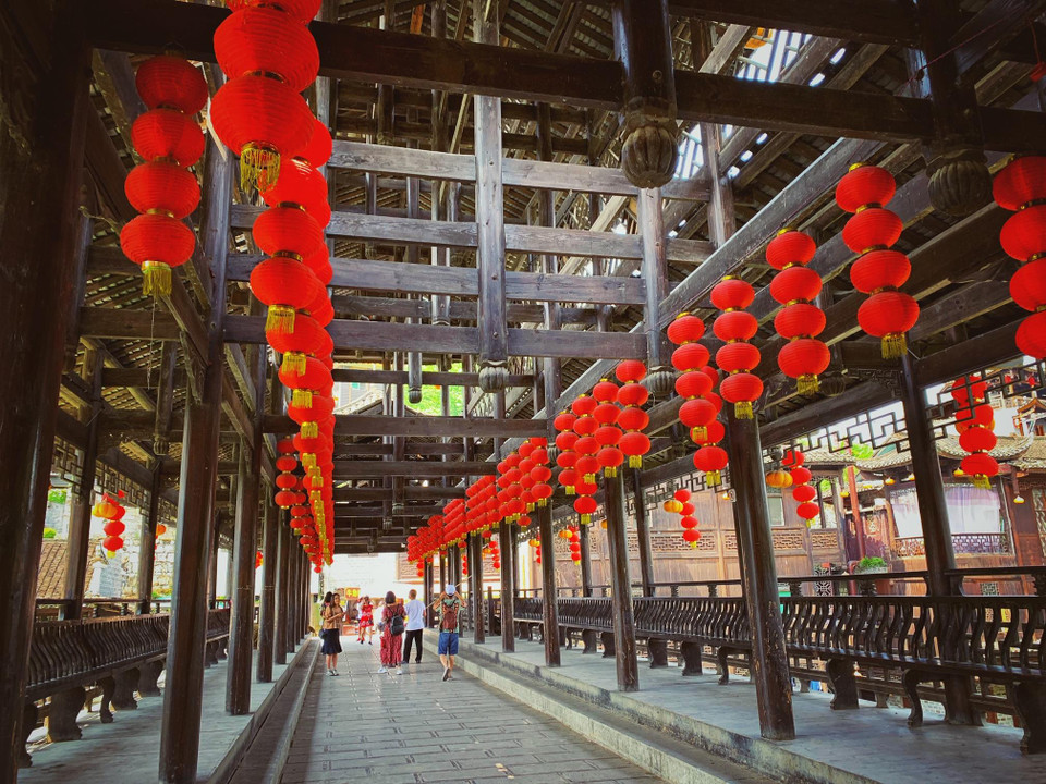 Cây cầu gỗ dẫn từ Bái thủ đường để vào Phù Dung trấn. (Ảnh: Xuân Mai/Vietnam+)