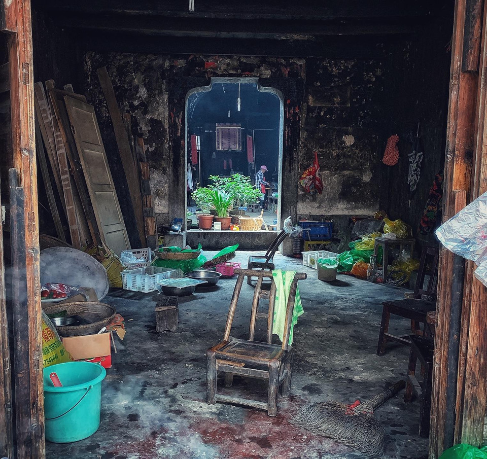 Hiện làng Phù Dung có khoảng 17.000 người sinh sống, trong đó chủ yếu là người Thổ Gia - một tộc người thiểu số lâu đời của Trung Quốc, sinh sống chủ yếu ở các vùng Hồ Nam, Hồ Bắc, Trùng Khánh và Quý Châu. (Xuân Mai/Vietnam+)