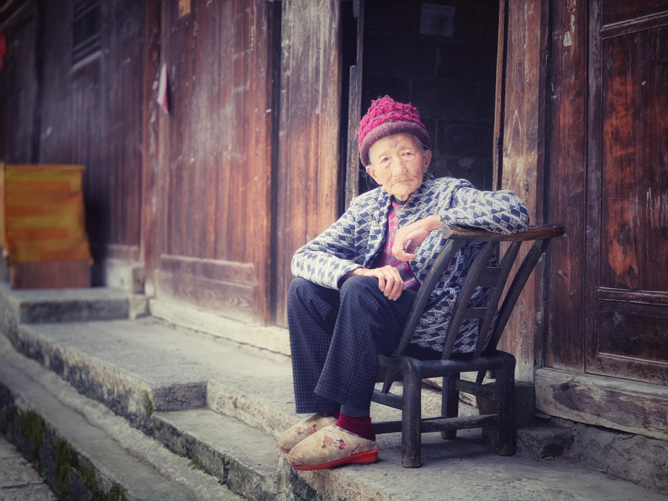 Trong làng hầu hết là người già, trung niên và số rất ít trẻ con. (Ảnh: Xuân Mai/Vietnam+)