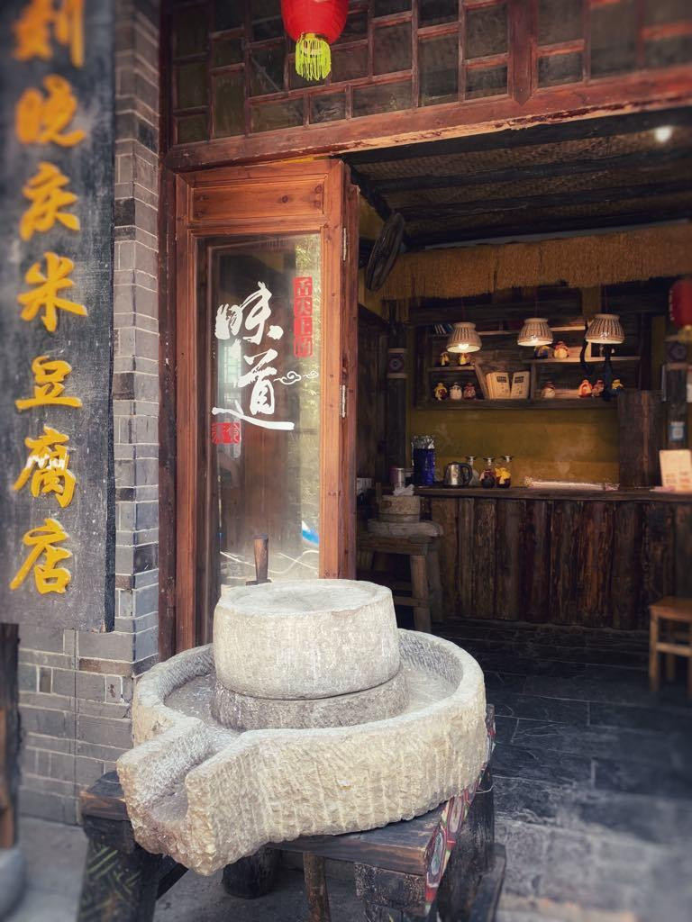 Người dân Phù Dung hiện vẫn sử dụng những chiếc cối đá bản lớn như này. (Xuân Mai/Vietnam+)