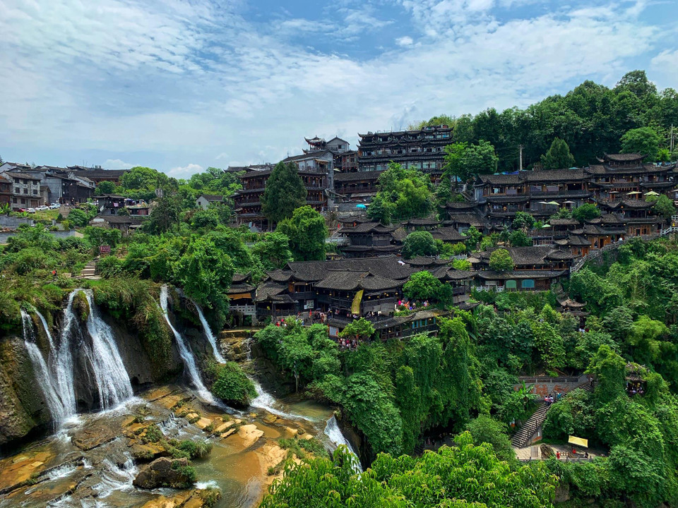 'Cổ trấn treo trên thác nước' là cái tên quen thuộc mà du khách gọi nơi đây, bởi điểm cao nhất Phù Dung trấn (Hồ Nam, Trung Quốc) cao tới 927 mét và nơi thấp nhất 139 mét, nằm trải dài trên diện tích 42km2 của dãy núi Sùng Sơn huyền bí. (Xuân Mai/Vietnam+)