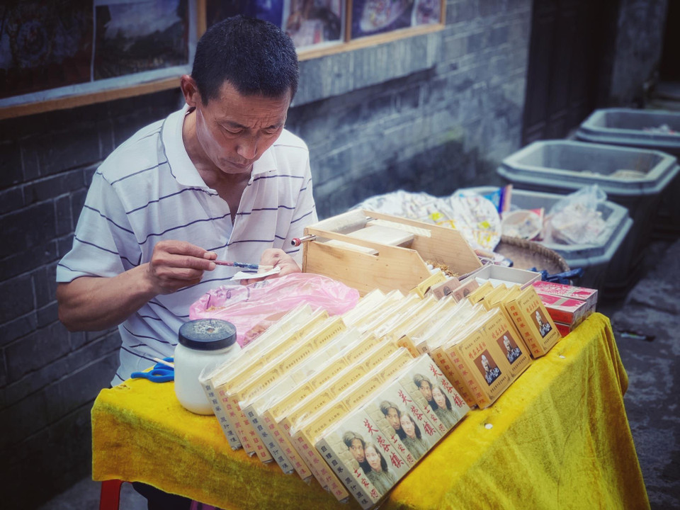 Thuốc lá cuốn thủ công. (Xuân Mai/Vietnam+)