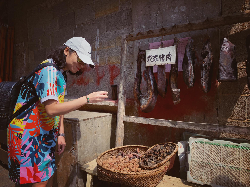 Ngoài du lịch, người dân địa phương còn phát triển một số làng nghề khác như trồng thảo qua, thịt hun khói, làm mỳ, chế tác sừng, thuốc lá cuốn... Từ xa xưa, người Thổ Gia đã nghĩ ra cách bảo quản thịt bằng cách ướp muối rồi phơi nắng hoặc treo gác bếp. Vì vậy, thịt hun khói từ lâu đã trở thành món ăn truyền thống và đặc sản vùng này. (Xuân Mai/Vietnam+)