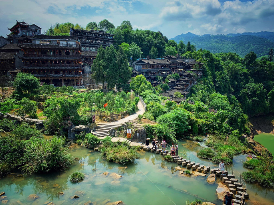 Trước đây, thị trấn có tên là Vương Thôn, nhưng sau đó được đổi tên thành Phù Dung trấn kể từ sau khi bộ phim cùng tên của đạo diễn Tạ Tấn quay ở đây và địa danh này trở nên nổi tiếng từ năm 1986. (Xuân Mai/Vietnam+)