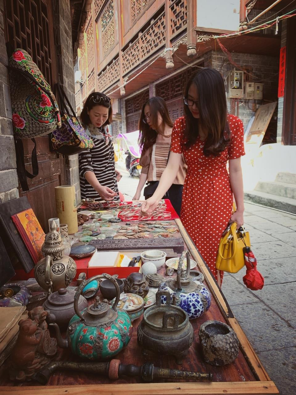 Những món đồ cổ và giả cổ đậm dấu ấn văn hóa địa phương. (Xuân Mai/Vietnam+)