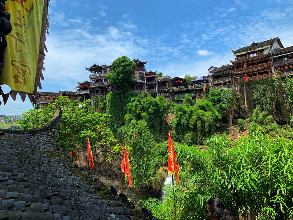 Từ nhà Thổ Vương có thể bao quát toàn cảnh cổ trấn. (Ảnh: Xuân Mai/Vietnam+)