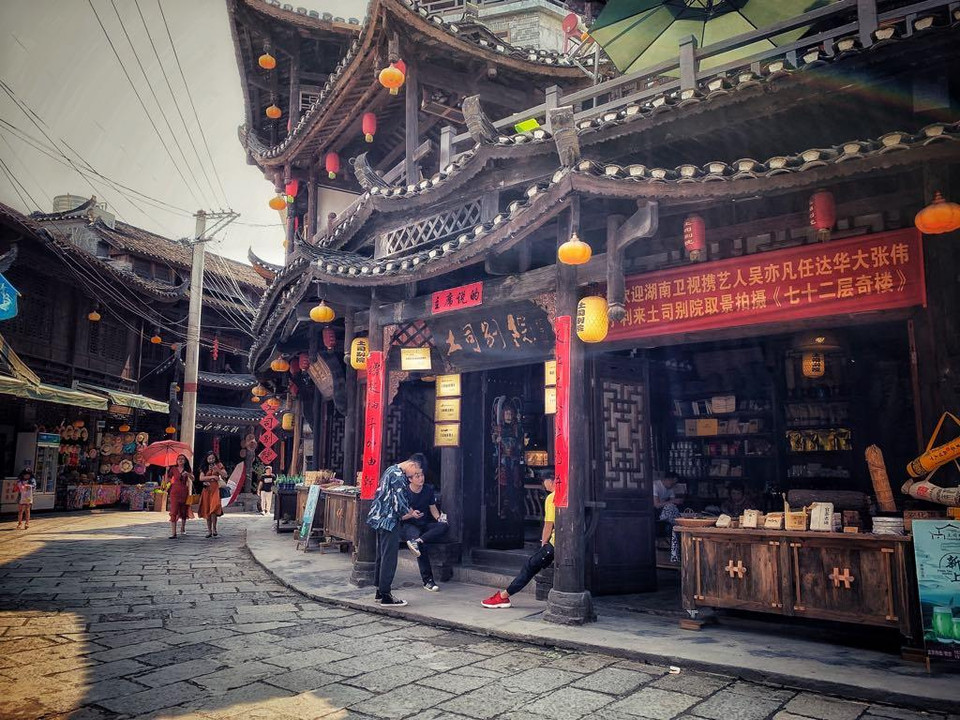 Con đường quanh co nối dài từ Phù Dung Trấn đến bến tàu sông Youshui được du khách gọi bằng cái tên 'Con đường tơ lụa' nhờ cảnh đẹp mỹ miều và hùng vỹ. Đây cũng là con đường được du khách yêu thích và ‘check-in’ nhiều nhất ở Phù Dung trấn. (Xuân Mai/Vietnam+)