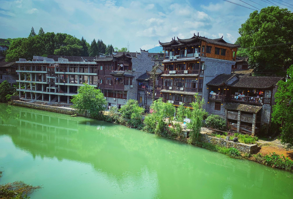 Người dân Phù Dung đặc biệt tôn trọng lối kiến trúc nhà cổ, nên những kết cấu cổ vẫn được bảo tồn, trong khi nhà xây mới vẫn theo phong cách kiến trúc xưa tạo thành một tổng thể đồng nhất, hài hòa. (Xuân Mai/Vietnam+)