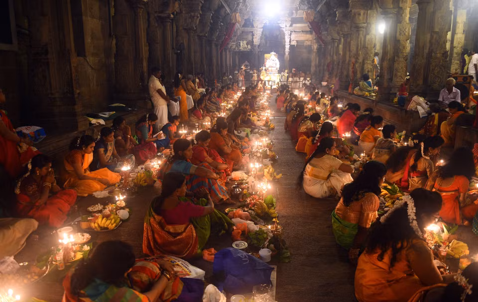 Người dân tham gia lễ hội ánh sáng Diwali tại Colombo, Sri Lanka, ngày 27/10/2019. (Ảnh: THX/TTXVN)