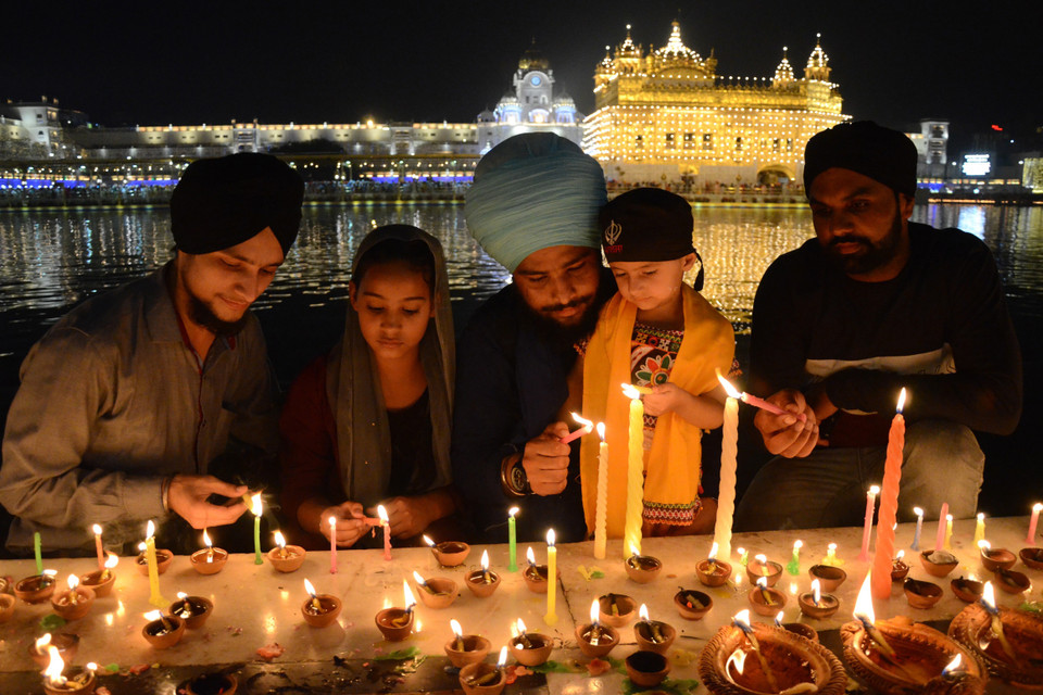 Người dân tham gia lễ hội ánh sáng Diwali tại Amritsar, Ấn Độ, ngày 27/10/2019. (Ảnh: AFP/TTXVN)