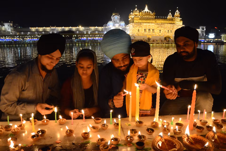 Người dân tham gia lễ hội ánh sáng Diwali tại Amritsar, Ấn Độ, ngày 27/10/2019. (Ảnh: AFP/TTXVN)
