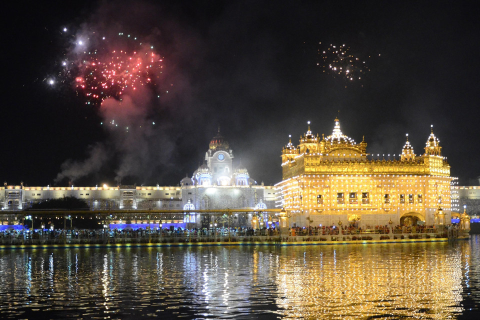 Pháo hoa lung linh trong lễ hội ánh sáng Diwali tại Amritsar, Ấn Độ, ngày 27/10/2019. (Ảnh: AFP/TTXVN)