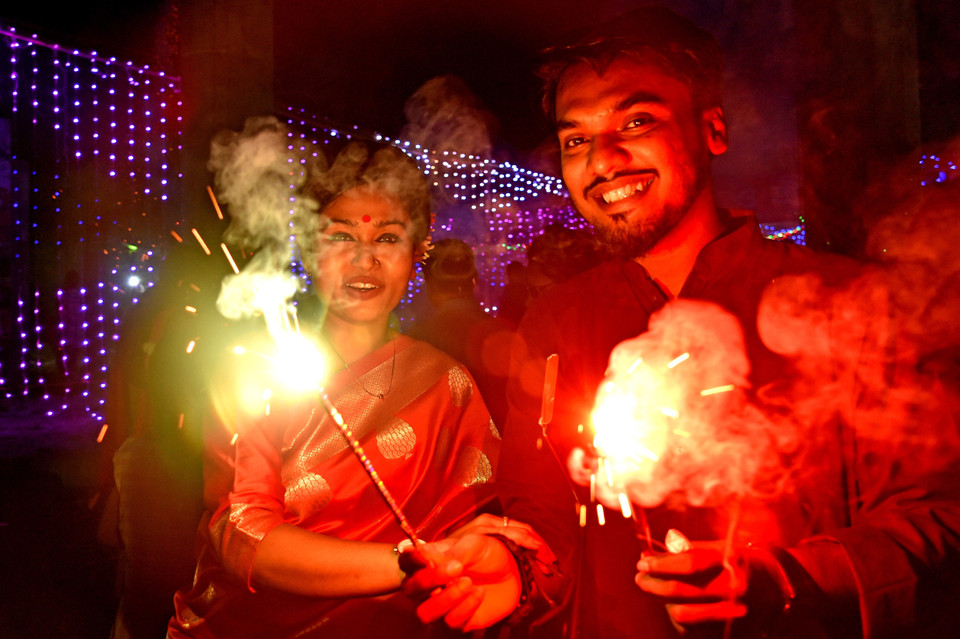 Người dân đốt pháo hoa trong lễ hội ánh sáng Diwali tại Dhaka, Bangladesh, ngày 27/10/2019. (Ảnh: THX/TTXVN)