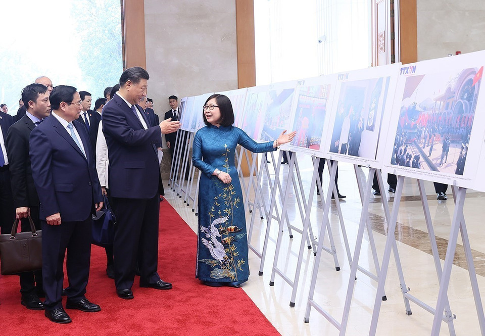 Thủ tướng Phạm Minh Chính và Tổng Bí thư, Chủ tịch nước Trung Quốc Tập Cận Bình tham quan trưng bày những hình ảnh tiêu biểu về quan hệ hai nước. (Ảnh: Dương Giang/TTXVN)